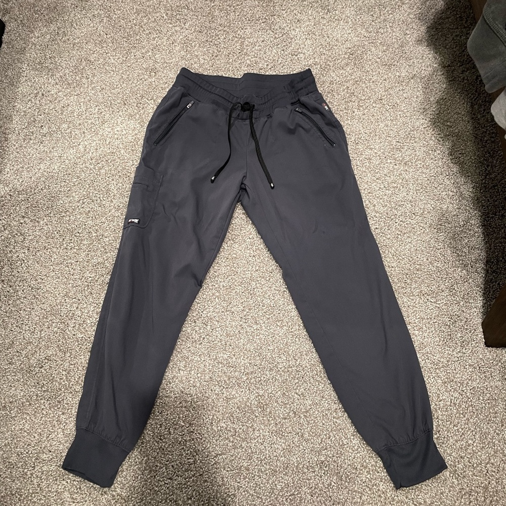 Grey’s Anatomy Jogger Scrubs in Steel